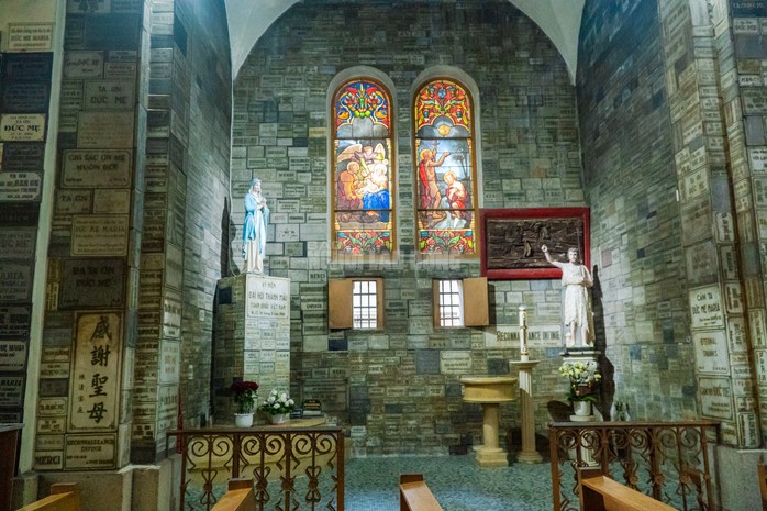 VIDEO: Cận cảnh thánh giá nặng 400kg trên đỉnh Nhà thờ Đức Bà - 15