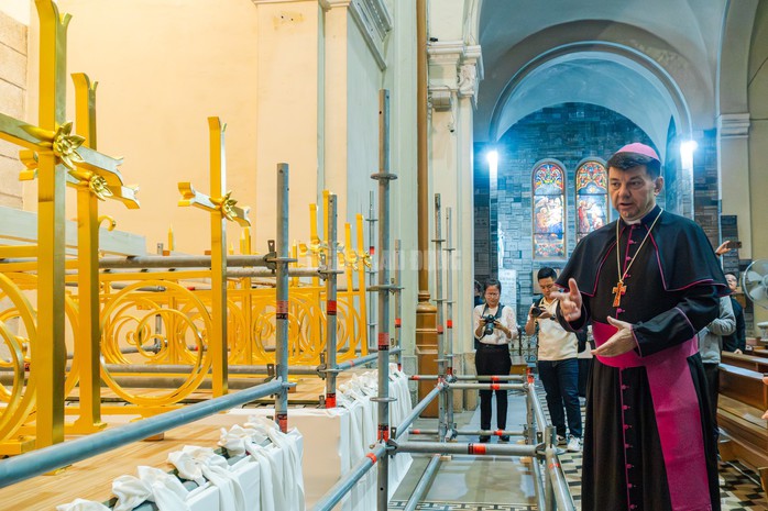 "Các thánh giá nhỏ sẽ được để lại một thời gian cho bà con giáo dân chiêm ngưỡng trước khi gắn lên cao", Linh mục Inhaxiô Hồ Văn Xuân, Trưởng ban Trùng tu Nhà thờ Đức Bà chia sẻ.