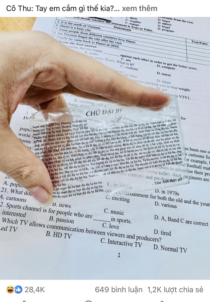 Chiếc "phao thi" đặc biệt khiến cô giáo và cả lớp bật cười.