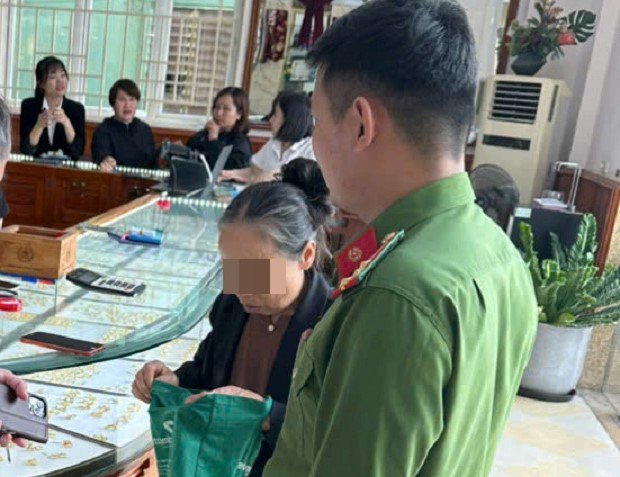 Bà H. mang vàng ra bán để chuyển tiền cho nhóm lừa đảo. Ảnh: Công an cung cấp