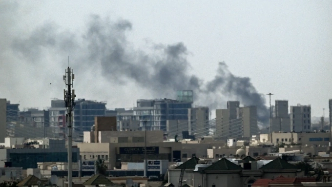 Khói bốc lên từ các tòa nhà ở thủ đô Doha của Qatar hôm 5/3. Ảnh: AFP