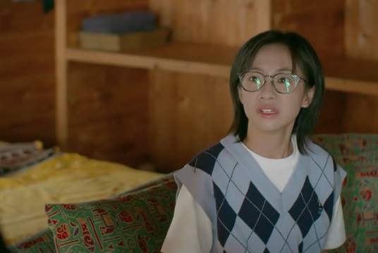 Linh Chi và Thành đã lấy trộm được điện thoại của Kiều Thơ và biết được bí mật của Chiến. Ảnh VTV