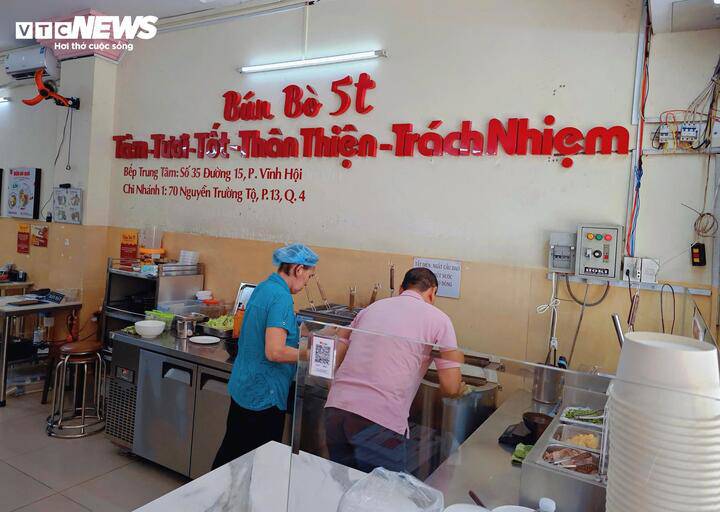 Anh Nguyễn Thành Thuận trực tiếp chuẩn bị món ăn cho khách, duy trì chất lượng từng tô bún mỗi ngày.