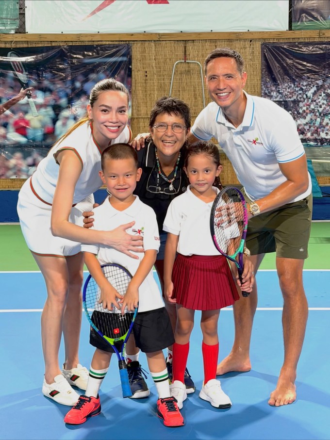 Lisa và em trai Leon trong một buổi chơi tennis.