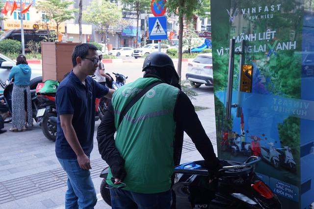 Xe máy điện tại các cửa hàng đều đa dạng về mẫu mã, giá thành giúp người dân có đa dạng sự lựa chọn.(Ảnh: Khánh Huyền)