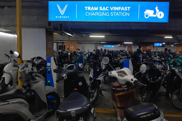 Hiện nay, một số hãng đã trang bị nhiều điểm sạc hay đổi pin để phục vụ nhu cầu của người tiêu dùng. (Ảnh: Khánh Huyền)