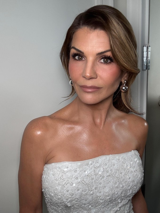 Lori Loughlin nhận nhiều lời khen trẻ đẹp nhờ vóc dáng thon thả, làn da rạng rỡ.