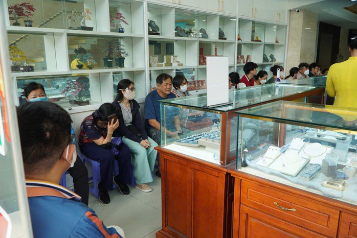 Khách xếp hàng mua vàng tại công ty SJC trong ngày 19-3