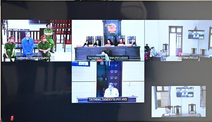 Hội đồng xét xử tuyên án đối với bị cáo trong phiên tòa trực tuyến. Ảnh: HD