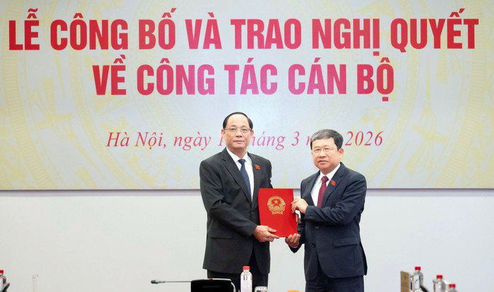 Phó chủ tịch Quốc hội Trần Quang Phương trao nghị quyết của Ủy ban Thường vụ Quốc hội cho Phó chủ nhiệm thường trực Ủy ban Quốc phòng, An ninh và Đối ngoại Vũ Hải Hà. Ảnh: Ng. Thành