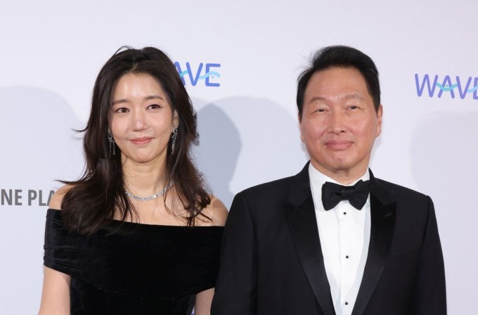 Ông Chey Tae-won và người bạn đời hiện tại, bà Kim Hee-young. Ảnh: Koreajoongangdaily