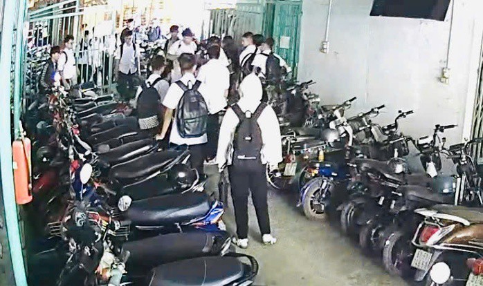 Khu vực nhà xe nơi xảy ra vụ nam sinh bị đánh hội đồng.