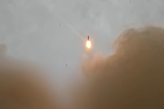 Iran phóng tên lửa vào Israel. Ảnh: IRCG.