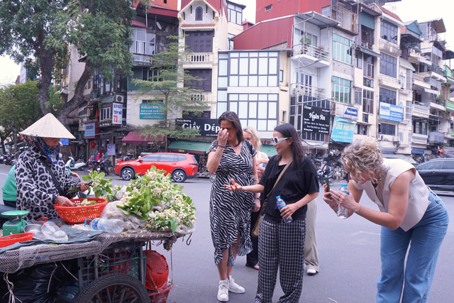 Không chỉ có những người dân Hà Thành say mê hoa bưởi. Sự dịu dàng của hoa bưởi thậm chí còn thu hút cả du khách nước ngoài. Đi ngang qua một gánh hoa bưởi ven đường, dù đang vội vã, cũng vô thức đi chậm lại một nhịp, hít một hơi thật sâu để lồng ngực căng hương thơm đồng nội ấy.