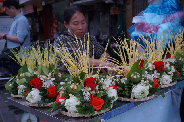 Hoa bưởi còn được các tiểu thương tranh trí thành từng đĩa, phục vụ cho việc dâng lễ, thắp hương. Một đĩa thường có giá khoảng 150.000 - 250.000 đồng, thậm chí có đĩa được bán với mức giá nửa triệu đồng, tùy theo kích thước và loại hoa kết hợp cùng.