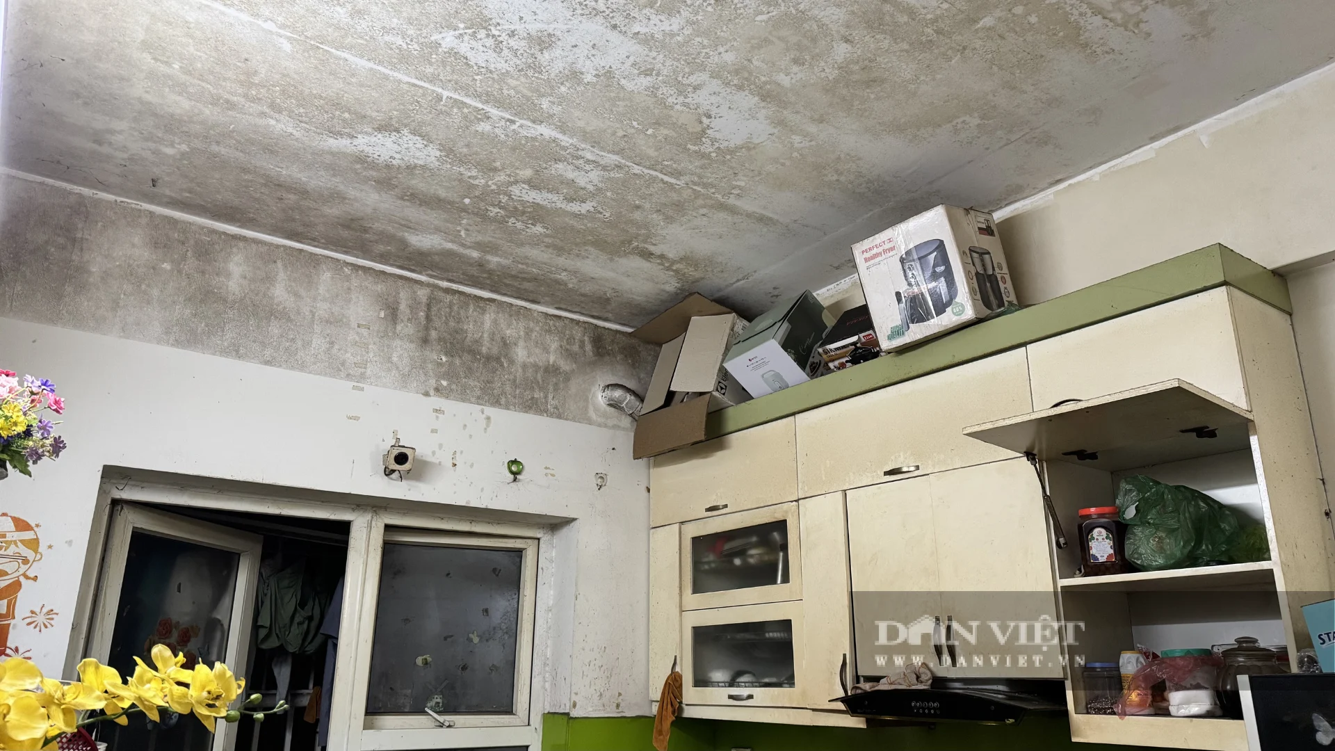 Không gian bên trong căn nhà xuất hiện nhiều mảng tường xỉn màu, vết bẩn đen tích tụ. Ảnh: Anh Văn