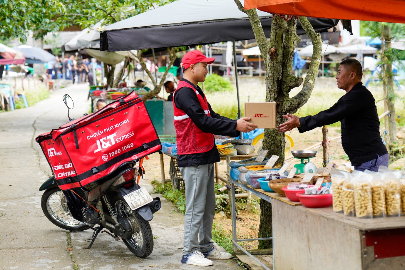 Khách hàng tạo đơn trực tiếp trên ứng dụng J&amp;T Express, shipper đến tận nơi lấy hàng ngay cả khi chỉ gửi một đơn lẻ.