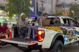 Ngang nhiên ngồi thùng xe bán tải ăn uống giữa đường ở TPHCM