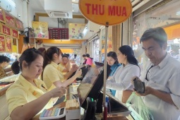 Sau cú rơi 8 triệu đồng/lượng, tiệm vàng xuất hiện cảnh hiếm gặp