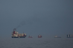 Tàu biển bốc cháy vì trúng 'vật thể lạ' gần eo biển Hormuz