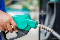 Một công ty xăng dầu có 15/18 cửa hàng bán lẻ bị hết hàng