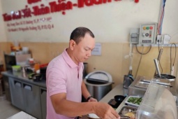 Chủ quán bún bò ‘gây sốt’ với tấm bảng lạ giữa lúc bão giá