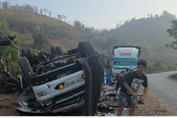 Xe tải mất lái trên Quốc lộ 6 làm 3 người bị thương