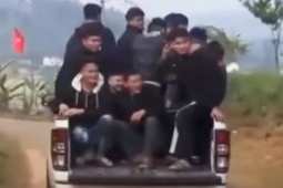 Chở 10 người trên thùng xe bán tải, tài xế bị phạt 5 triệu đồng