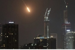 Iran tấn công dữ dội vào Israel và các nước vùng Vịnh