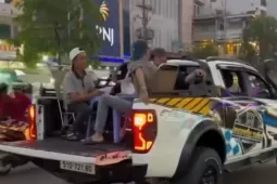 Tước bằng lái tài xế chở nhóm người ăn uống trên thùng xe bán tải gây xôn xao TPHCM