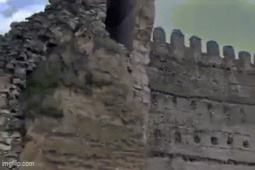 Lâu đài cổ đổ sập trước mặt du khách