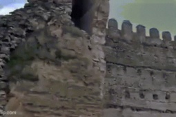 Lâu đài cổ đổ sập trước mặt du khách