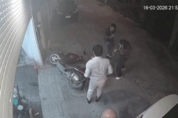 Hà Nội: Người đàn ông bị 3 người kéo từ trong nhà ra ngoài đánh