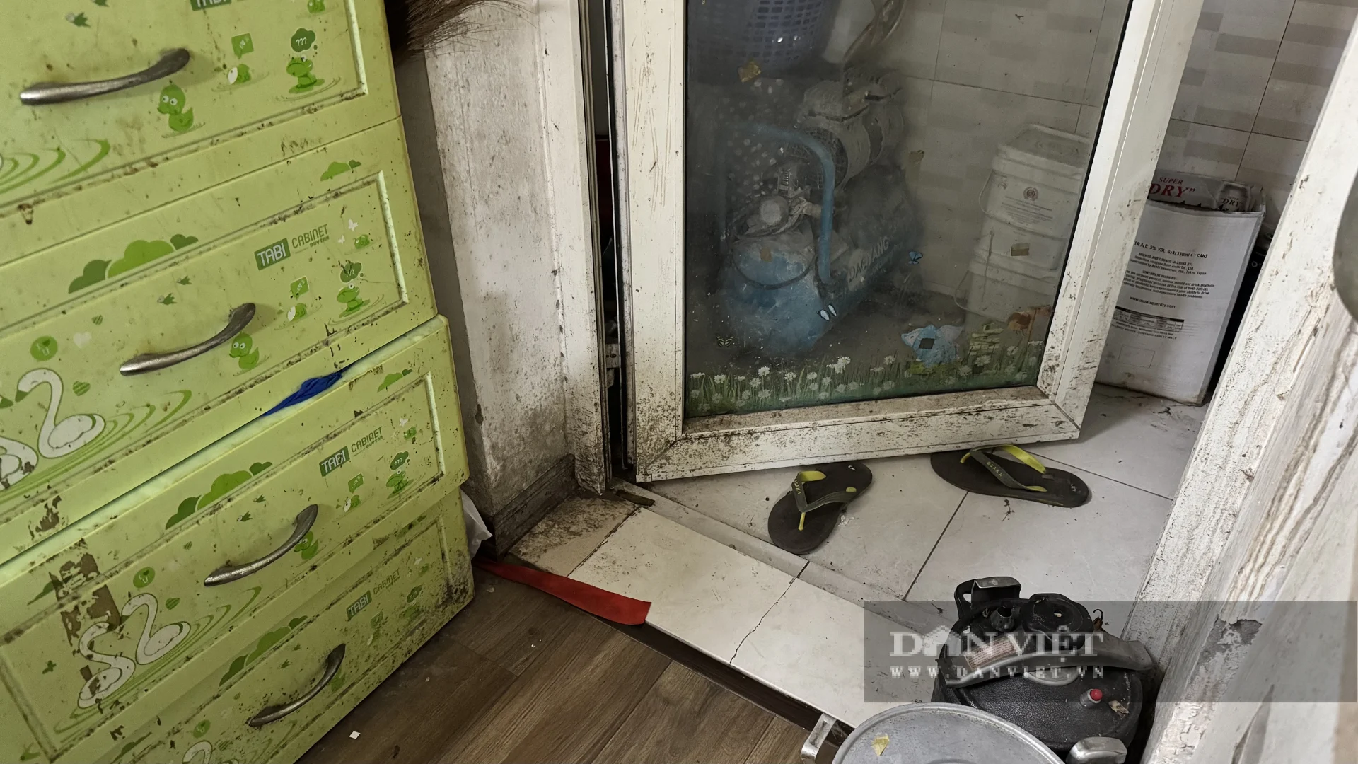 Không gian bên trong căn nhà xuất hiện nhiều mảng tường xỉn màu, vết bẩn đen tích tụ. Ảnh: Anh Văn