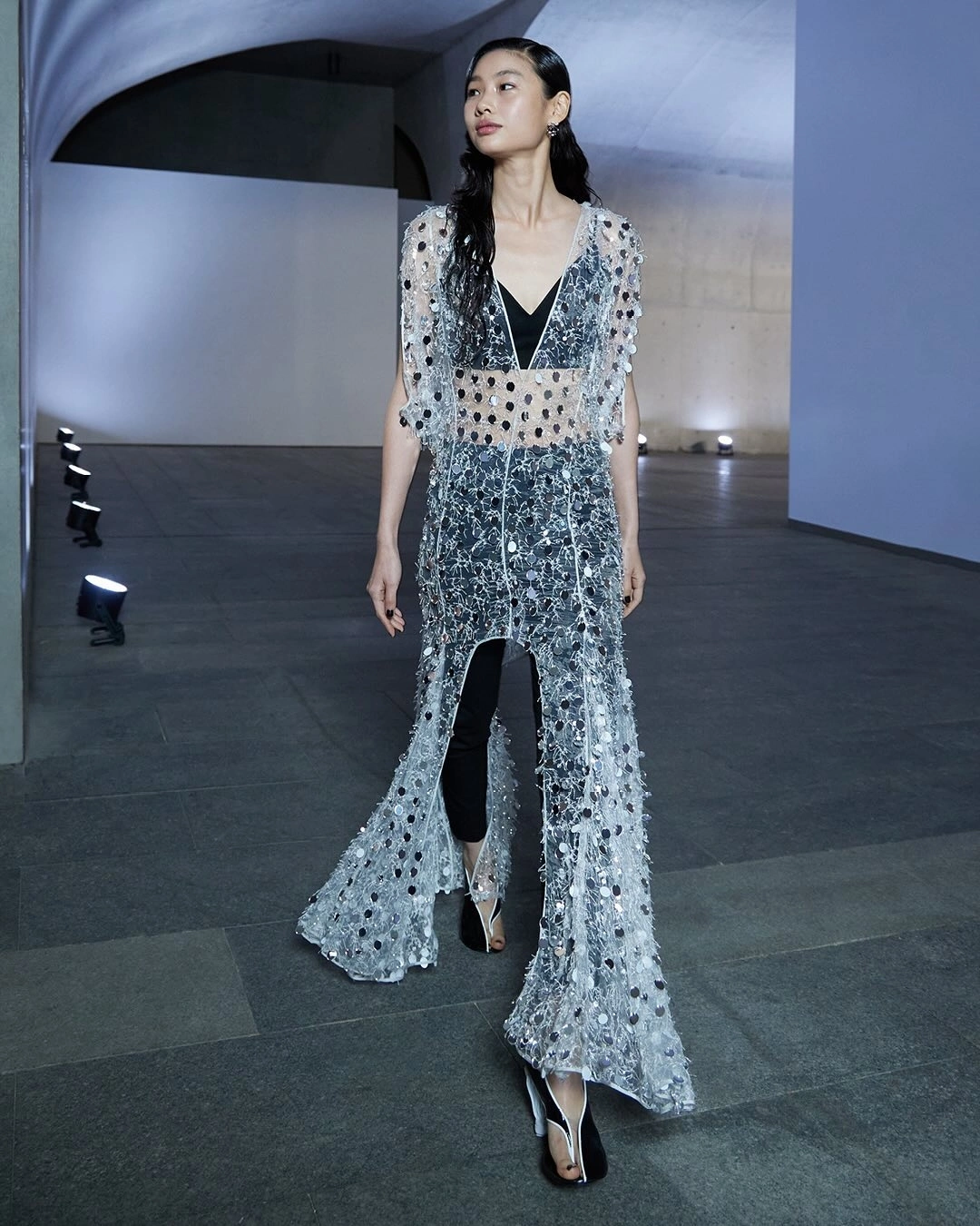 Sao Hàn lăng xê mốt xuyên thấu chấm bi khi dự sự kiện thời trang ở Thượng Hải, Trung Quốc, năm 2024. Ảnh cô sánh đôi nhà thiết kế Nicolas Ghesquière nhận nửa triệu lượt thích trên các nền tảng số. Ảnh: LV, Instagram Hoooooyeony