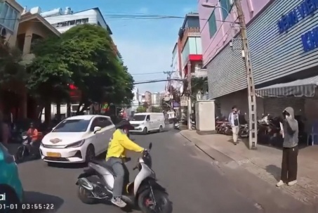 Clip: Tài xế công nghệ “dỗi” bỏ xe rồi vô tình vít ga lao thẳng vào nhà dân