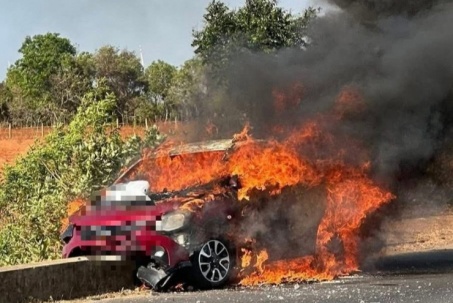 Ô tô 5 chỗ bốc cháy dữ dội trên đường ven biển Lâm Đồng