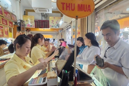 Sau cú rơi 8 triệu đồng/lượng, tiệm vàng xuất hiện cảnh hiếm gặp