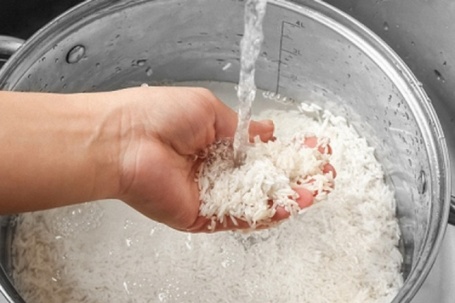 Nên nấu cơm bằng nước nóng hay nước lạnh? Thói quen quen thuộc nhưng nhiều người vẫn hiểu chưa đúng