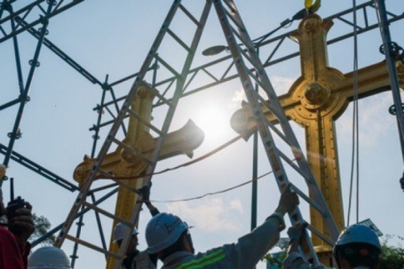 VIDEO: Cận cảnh thánh giá nặng 400kg trên đỉnh Nhà thờ Đức Bà