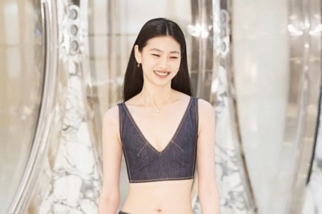 Váy áo cắt xẻ, xuyên thấu của sao 'Squid Game'