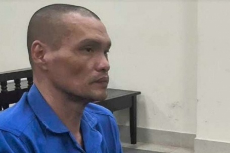 Tội phạm ma túy hai tay cầm hai súng đấu với công an, cướp xe máy để bỏ chạy