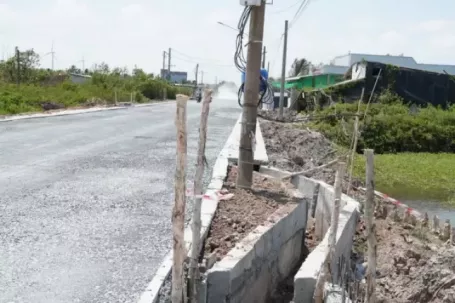 Độc lạ Cà Mau: 1,8km đường có 36 đoạn rãnh nước uốn cong để tránh cột điện