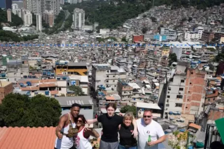 Háo hức xếp hàng 2 tiếng để được check-in 'cổng trời' khu ổ chuột