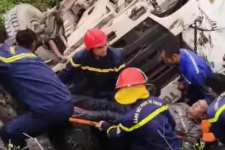 Giải cứu tài xế mắc kẹt trong xe trộn bê tông lật xuống ao