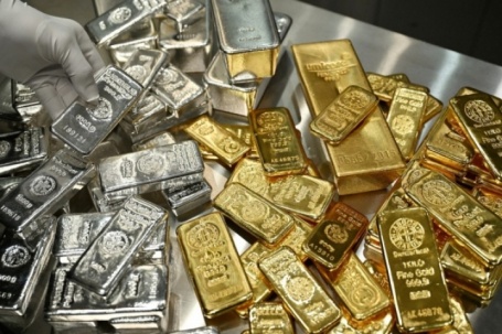 Vàng, bạc thế giới tiếp tục bị bán tháo
