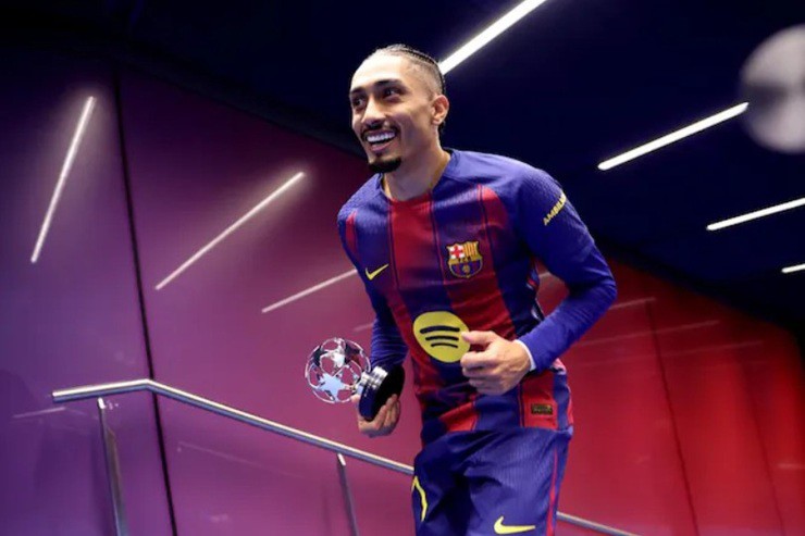 Raphinha rạng rỡ với giải thưởng "Cầu thủ xuất sắc nhất trận"