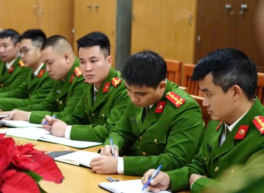 Đại uý Dũng cùng các đồng đội họp bàn phương án đấu tranh với tội phạm công nghệ cao