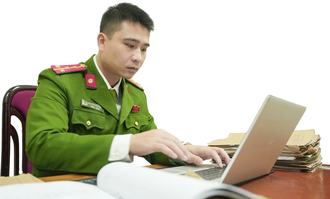 Đại uý Nguyễn Hữu Dũng.