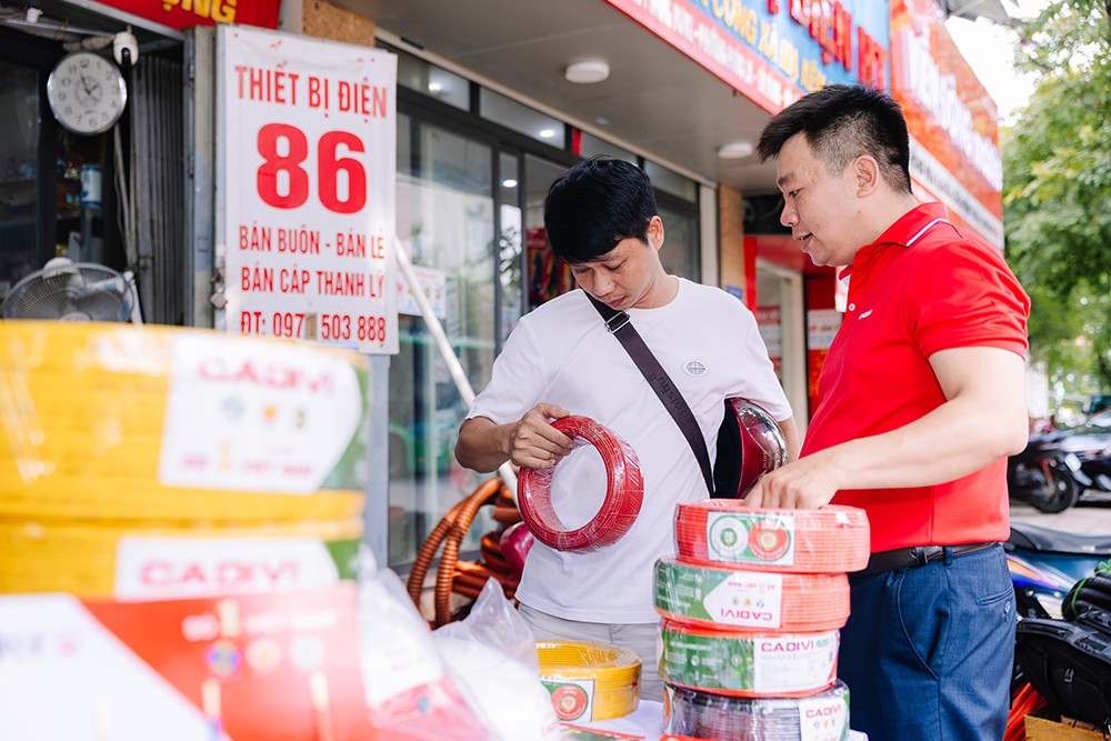 Người tiêu dùng tìm hiểu và lựa chọn dây điện dân dụng CADIVI tại cửa hàng thiết bị điện.